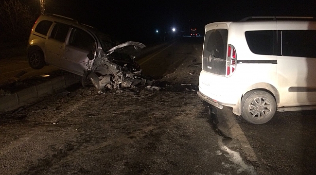 Karabük'te Hafif Ticari Araçlar Çarpıştı