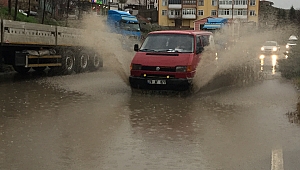 Yollar göle döndü, sürücüler zor anlar yaşadı