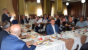 AK Partili Adaylar Muhtarla Bir Araya Geldi