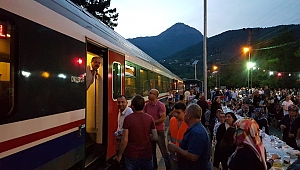 Treni Durdurup İftar Açtırdılar!