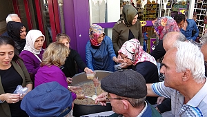 AK Parti Kadın Kolları Üyeleri, Aşure Dağıttı