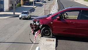 Korkuluklara Çarpan Otomobil Askıda Kaldı