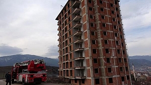 Kesilen trafik cezasına kızıp inşaata çıktı