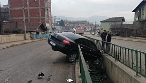 Otomobil Su Kanalına Düştü
