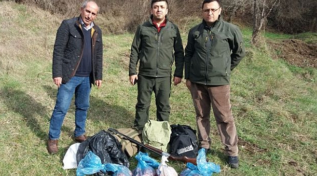 Vurdukları karacayı parçalarken yakalandılar