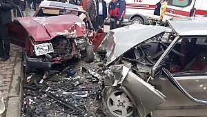 İki Otomobil Çarpıştı: 6 Yaralı