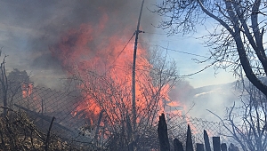 Karabük'te iki katlı ev ve ahır yandı
