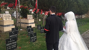 Şehit abisinin mezarına gelinliğiyle geldi
