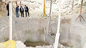 Vali Gürel, Büyük Göztepe Tümülüsü'nde İncelemelerde Bulundu