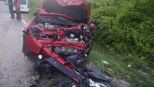  Cip ile Otomobil Kafa Kafaya Çarpıştı: 1 Ölü, 4 Yaralı 