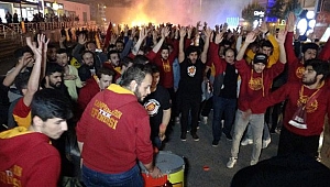 Galatasaray Taraftarları Şampiyonluğu Kutladı