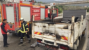 Seyir halindeki kamyonetin kasası alev aldı