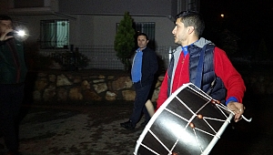 Ramazan davulcusu vatandaşı şarkı söyleyerek uyandırıyor