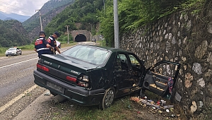 İstinat duvarına çarpan otomobildeki 3 kişi yaralandı