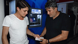 Karabük'te bir kişi, ATM'de unutulan parayı...