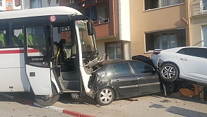 Servis aracı park halindeki araçları biçti