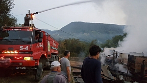 Yangında tek katlı ahşap ev kül oldu