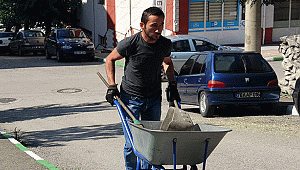 Yolda bulduğu parayı polise teslim etti
