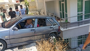 Yürekler ağza geldi... Otomobil asılı kaldı