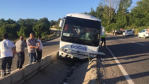 Lastiği patlayan minibüs yoldan çıktı