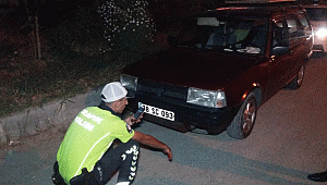 Park halindeyken hareket eden otomobil, 2 öğrenciye çarptı