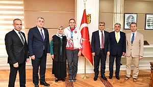 Dünya İkincisi Elif Güneri, Vali Gürel'i ziyaret etti