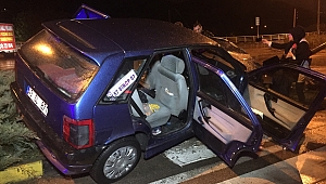 Karabük'te Otomobil, Trafik Işık Direğine Çarptı: 2 Yaralı