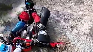 Motosikletlinin devrilme anı kask kamerasında