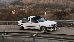 Otomobil bariyerlere çarptı: 3 ölü, 2 yaralı