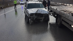 Otomobil Sürücü Kursu Aracına Çarptı: 2 Yaralı