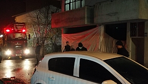 Balkondan atılan teneke otomobili yaktı