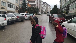 Kaldırımı olmayan yol, öğrenciler için tehlike arz ediyor