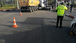 TIR ile otomobil çarpıştı: 2 yaralı