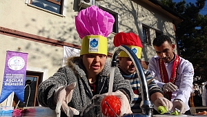 Yemek yaparken, engel tanımadılar