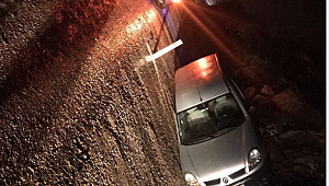 Buzlanan yolda su kanalına devrildi: 2 yaralı