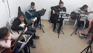 Çocuklar Müzik Okulunda Mutlu
