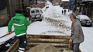 Belediye ekipleri yollarda buzlanma tehlikesine karşı tuzlama çalışması yaptı
