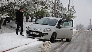 Karabük'te, buz tutan yollarda sürücüler zor anlar yaşadı