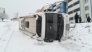 Karabük'te, buzlanan yolda minbüs yan yattı