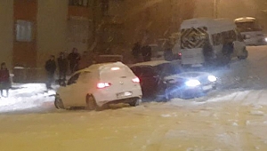 Karda kayan araçlar art arda kaza yaptı
