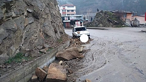 Kayalar otomobilin üzerine düştü