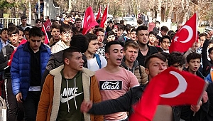 Liseli öğrenciler şehitler için yürüdü