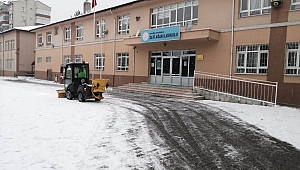 Okul bahçelerinde kar temizliği