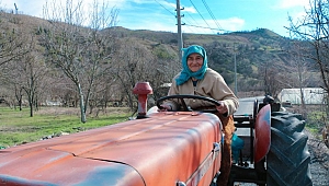 Ayşe teyze gençlere taş çıkartıyor
