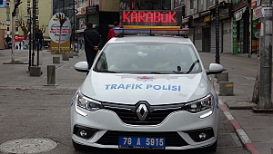 'Evde kal', yazısı polis araçlarının tepe lambalarında