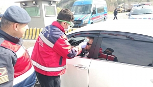 Ateşleri ölçülerek şehre alınıyorlar