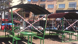 Karabük'te belediye ekipleri meydandaki bankları kaldırdı