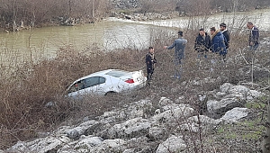 Otomobil Araç Çayı'na Uçtu