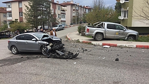Otomobil ve kamyonet kavşakta çarpıştı : 1 yaralı