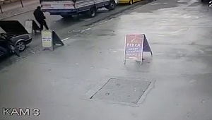 Yolda Düşürülen 300 TL Parayı Böyle Aldı... O Anlar Kamerada